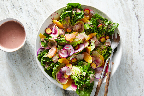 Kaale Seerabeh Salad (Salad With Pomegranate Dressing)